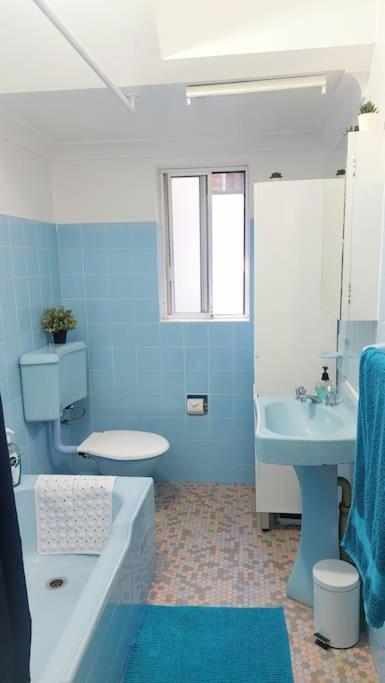 Holiday home Parking, Walk To Beach, 3 Bedroom Tropical Bondi Oasis *