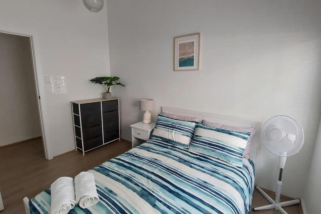 Parking, Walk To Beach, 3 Bedroom Tropical Bondi Oasis Holiday home
