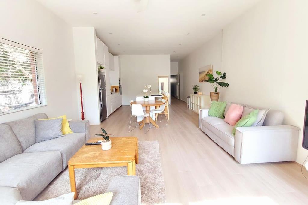 Parking, Walk To Beach, 3 Bedroom Tropical Bondi Oasis *