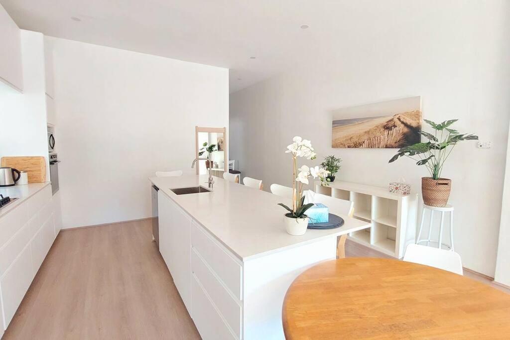 Parking, Walk To Beach, 3 Bedroom Tropical Bondi Oasis
