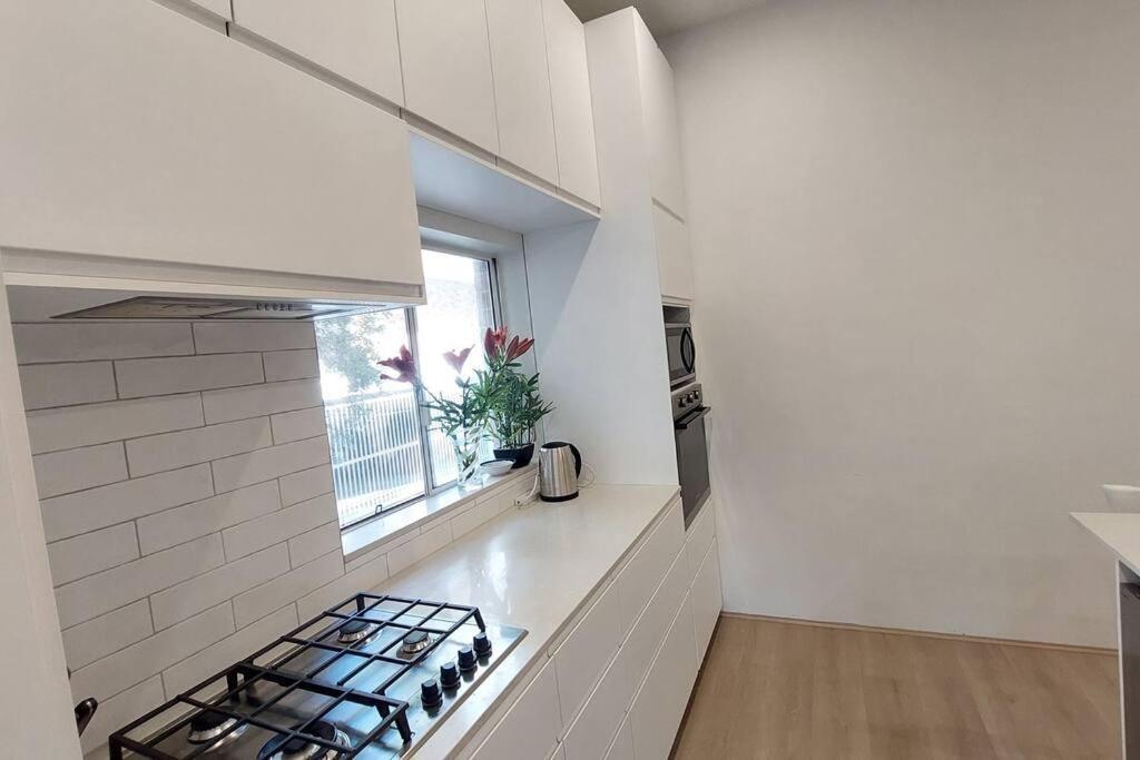 Holiday home Parking, Walk To Beach, 3 Bedroom Tropical Bondi Oasis