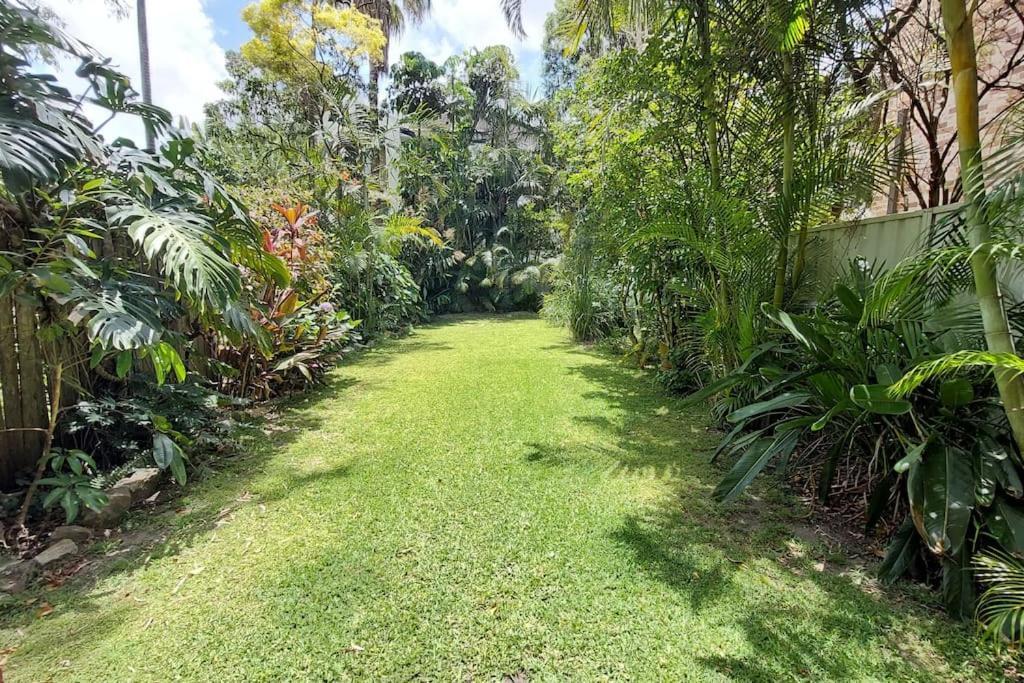 Holiday home Parking, Walk To Beach, 3 Bedroom Tropical Bondi Oasis *