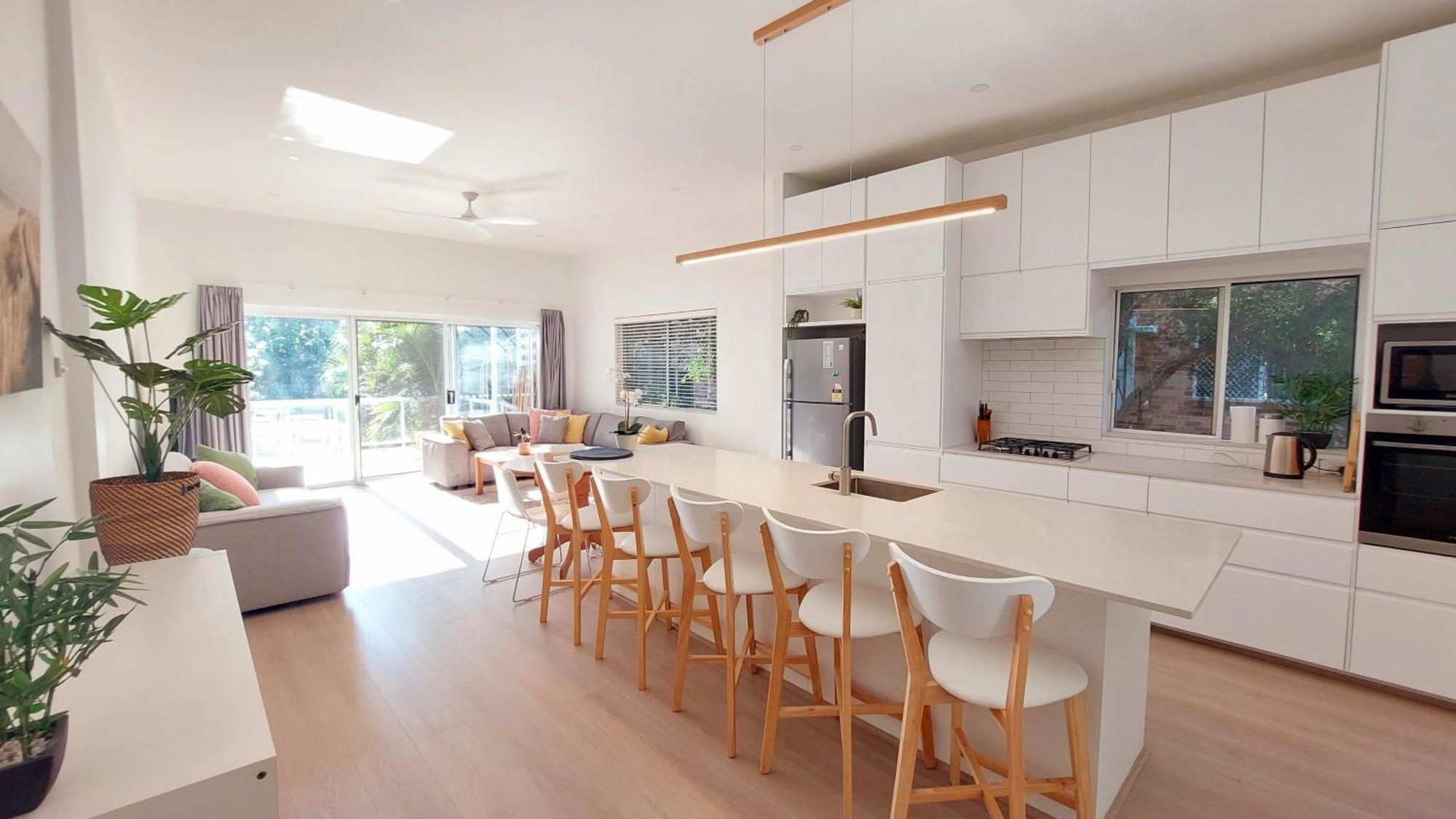 Holiday home Parking, Walk To Beach, 3 Bedroom Tropical Bondi Oasis *