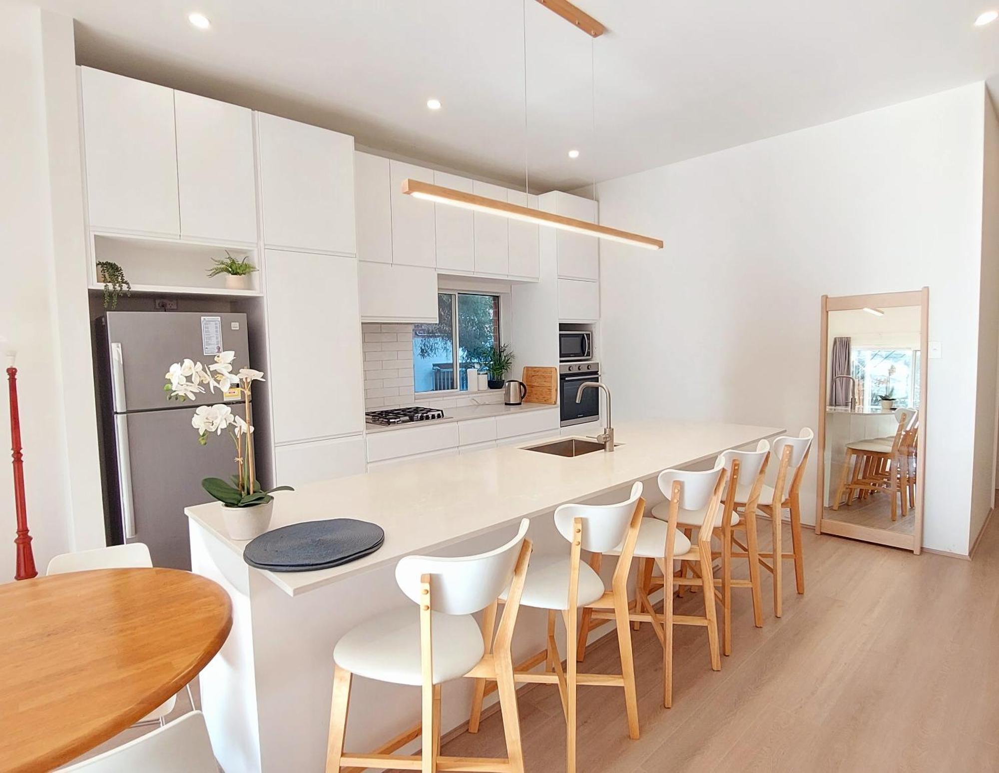 Parking, Walk To Beach, 3 Bedroom Tropical Bondi Oasis Holiday home Sydney